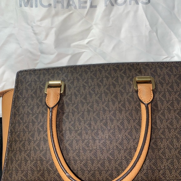 Michael Kors Selma Satchel and matching wallet. - Picture 4 of 4